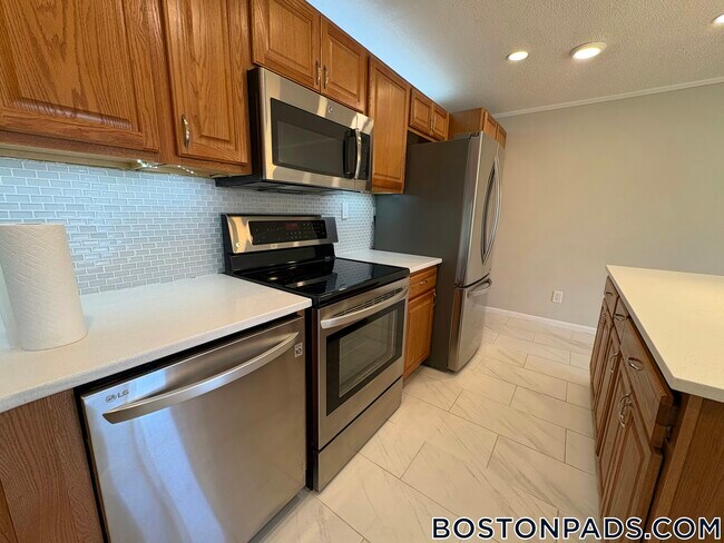 50 Green St unit 411, Brookline, MA 02446 - photo 2