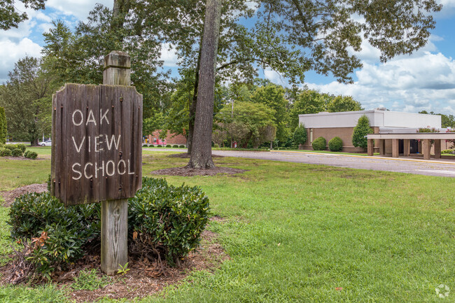 Oak View Elementary School boasts a student-to-teacher ratio of 15:1.