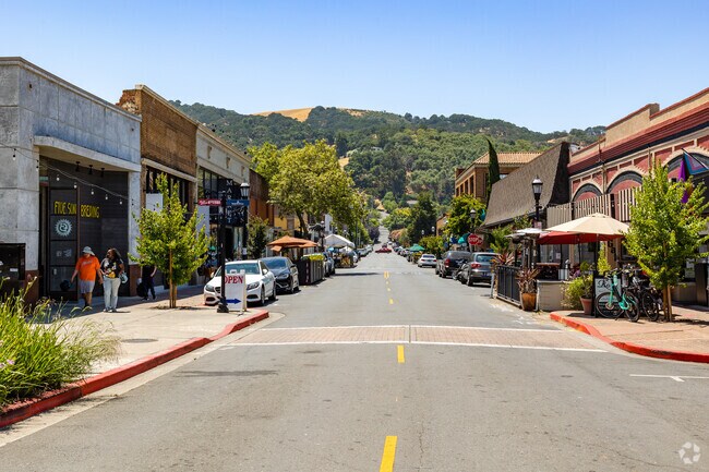 Downtown Mountain View-Martinez, CA has an array of dining and shopping options.