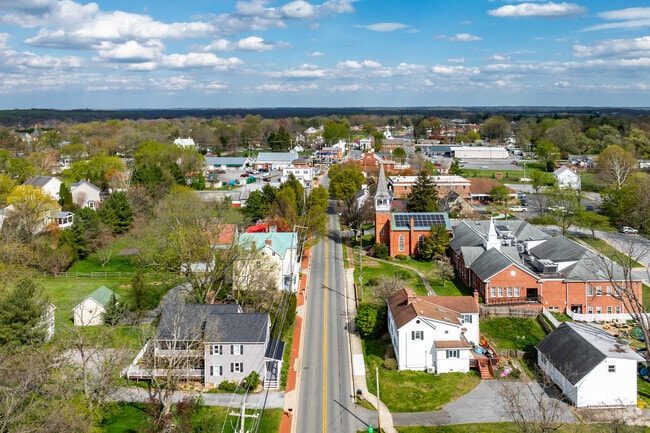 The downtown area of Poolesville is homes to the neighborhoods shops and dining.