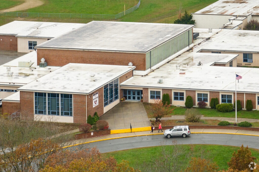Feinstein Middle School welcomes Coventry kids to its well ranked campus in Rhode Island.