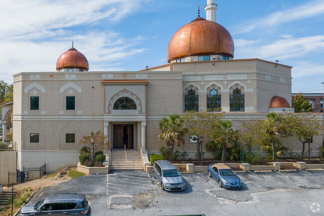 Dar Un-Noor School has a student-teacher ratio of 7 to 1.