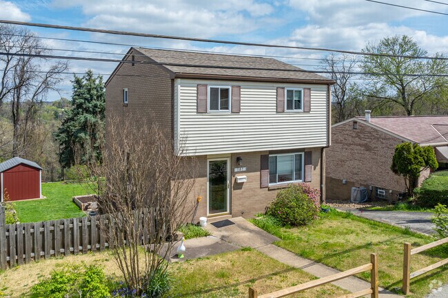 Four Squares are the most common type of architectural home in Braddock.