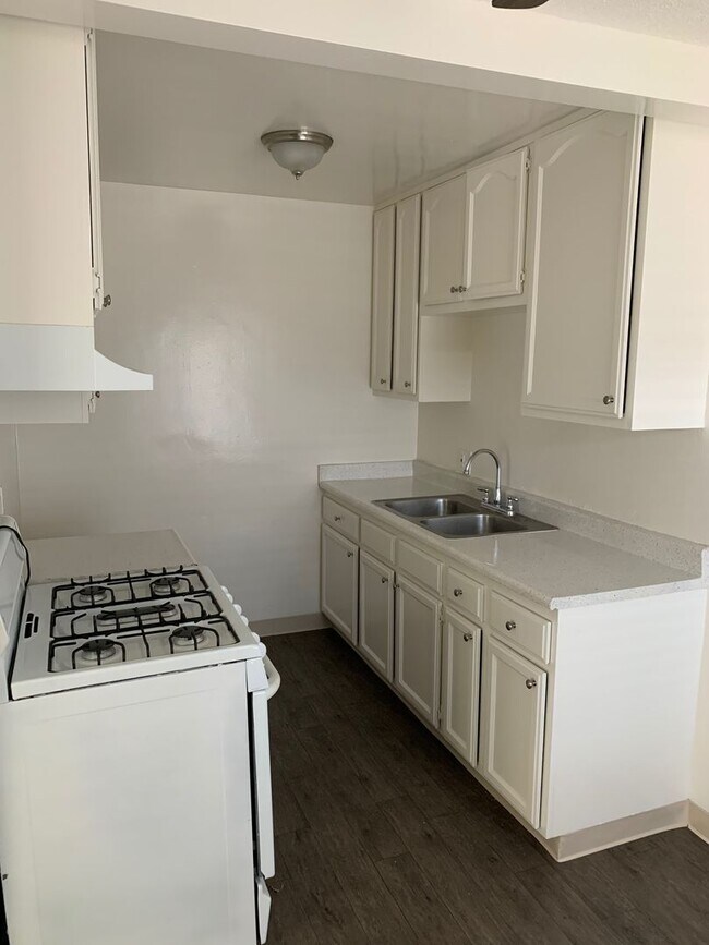 Harbor Apartments, Long Beach, CA 90810 - photo 4