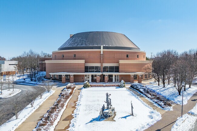 The Clark State Performing Arts Center in Springfield is the city's jewel, hosting headline artists and touring shows from its state-of-the-art auditorium and studio theater. It's also home to the Springfield Symphony Orchestra.