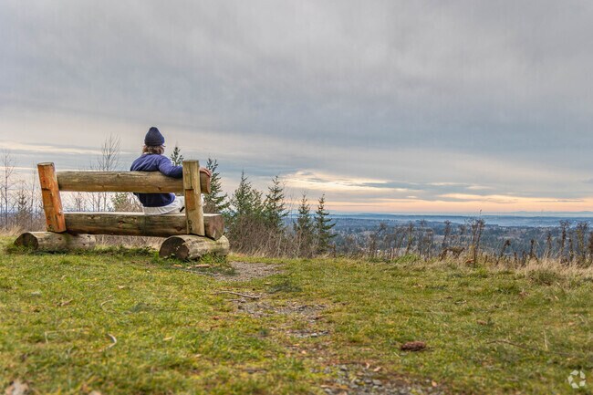 Squak Mountain State Park has hiking with scenic viewpoints near Lake Kathleen-High Valley.