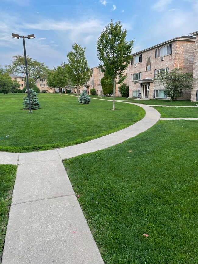 10414 Michael Todd Terrace unit 1N, Glenview, IL 60025 - photo 2