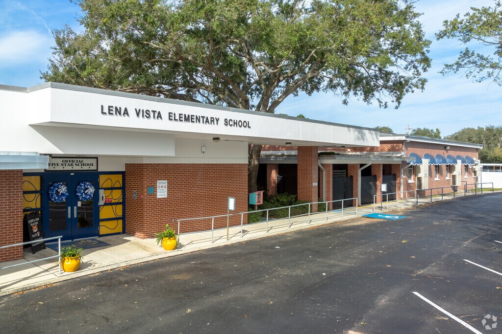 Lena Vista Elementary School is a public school located in Auburndale, FL.