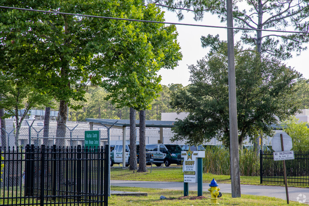 Alachua County Jail offer's learning oportunities.