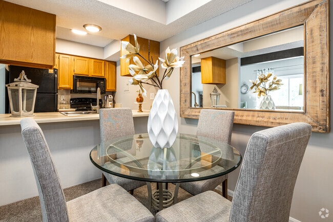 The Lakeview Loft - Dining