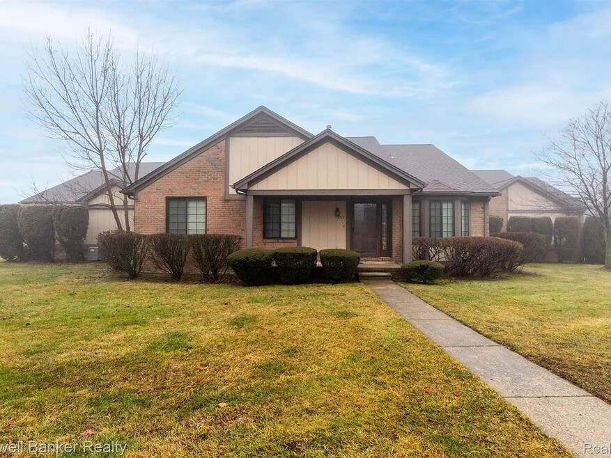 235 Meadow Lane Cir, Rochester Hills, MI 48307 - photo 1