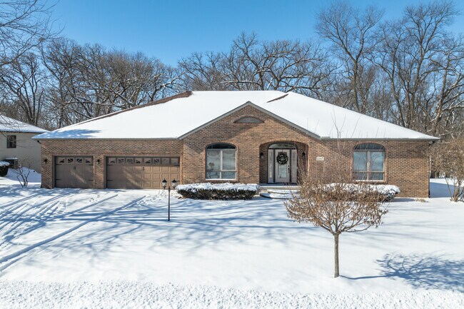 Larger ranch style homes with ample garage space can be found in Shonas Highlands.