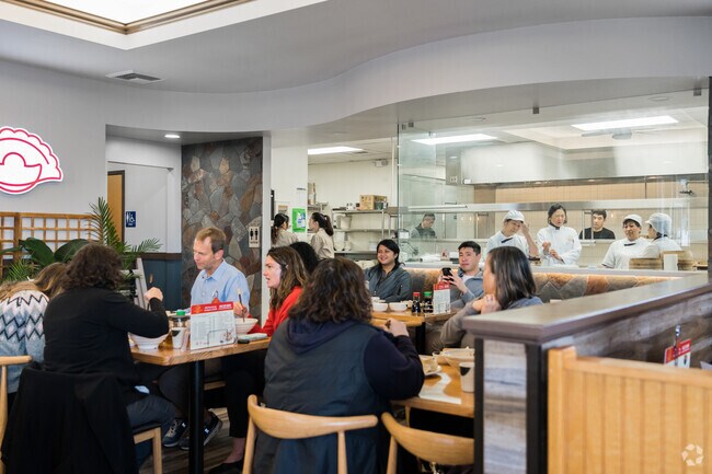 Yuanbao Jiaozi is an amazing dumpling parlor that serves delicious dumpling style dishes.