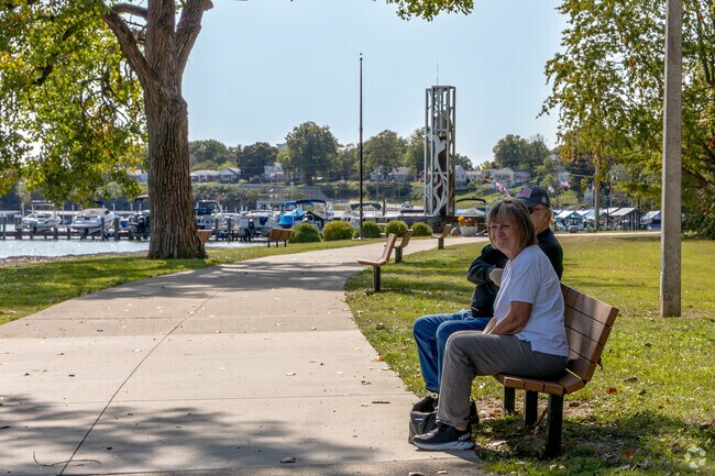 South Shores residents have quick access to numerous lakeside walking paths.