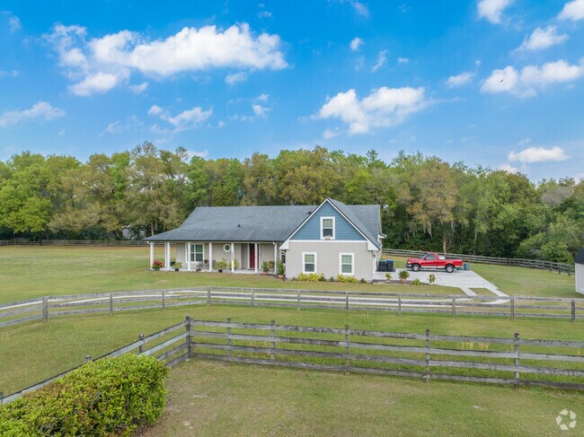 Large lot ranch style homes can be found throughout Zellwood.