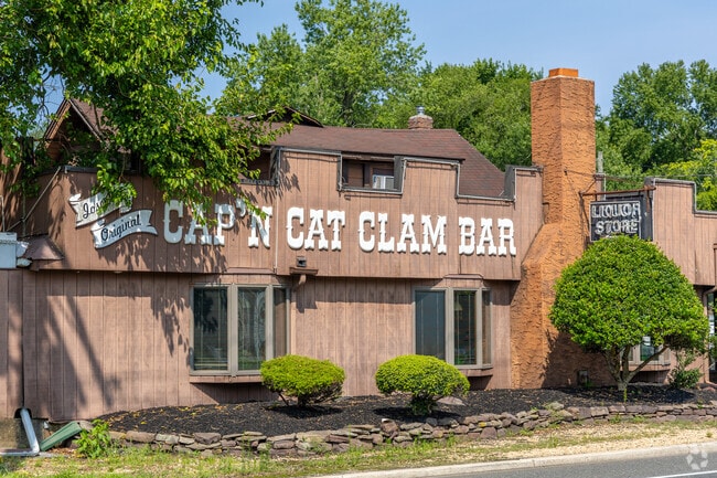 Cap'n Cat Clam Bar is a local favorite for fresh seafood in Franklin Township.