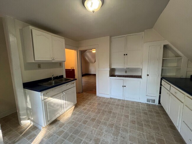 1037 Jenifer St unit 1, Madison, WI 53703 - photo 5