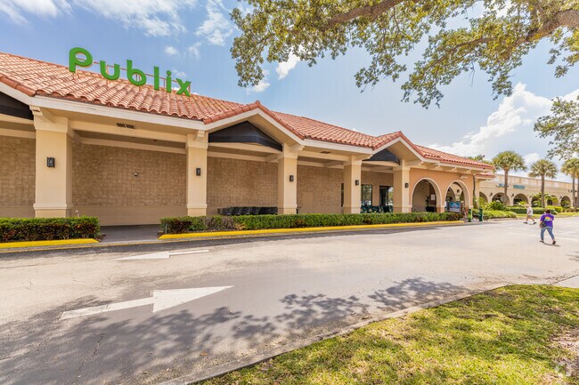 Shop all your grocery needs at Publix in Promenade Shopping Center in North Palm Beach.
