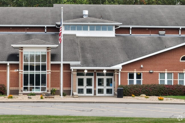 Knoch Primary School has a student-teacher ratio of 15 to 1.