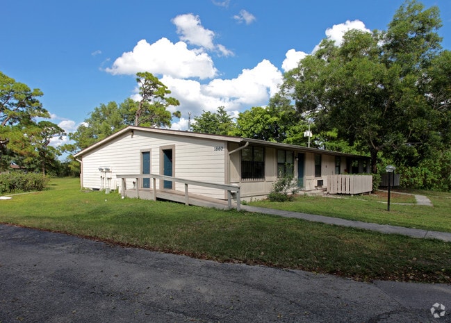 Shadetree Apartments