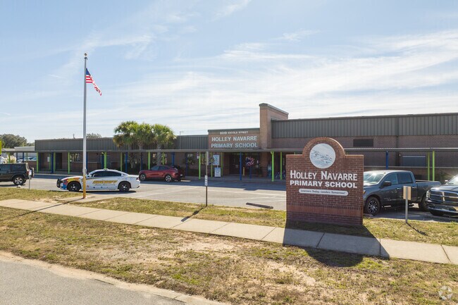 Holley Navarre primary School provides a safe learning environment to Navarre.
