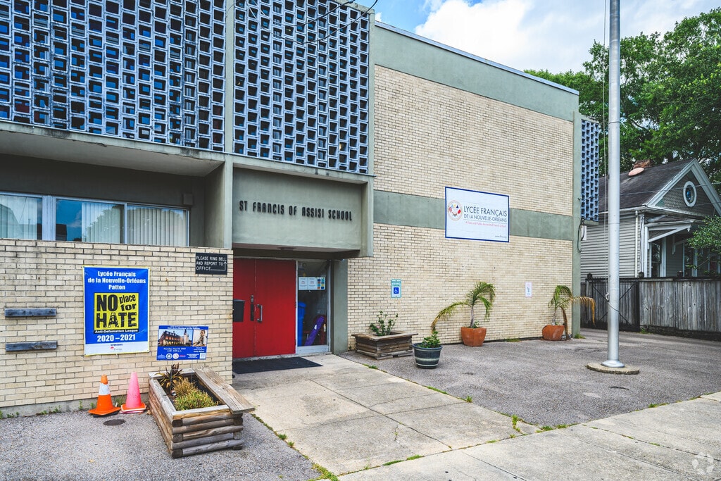 Lycee Francais de la Nouvelle-Orleans is a public charter school in West Riverside.