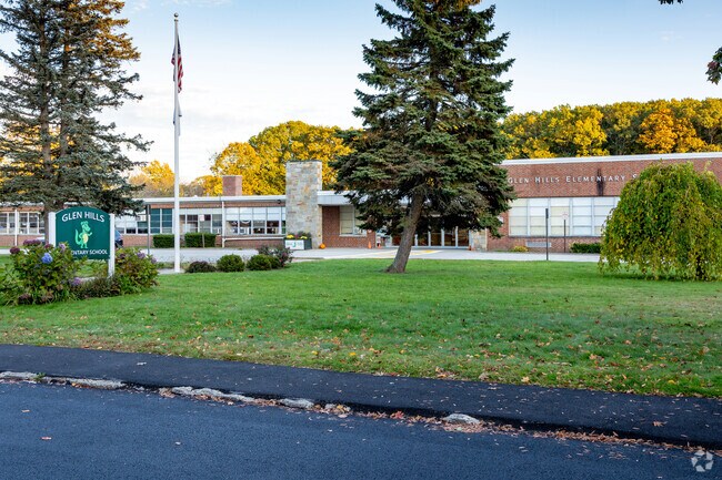 Glen Hills School It has 265 students in grades K-5.