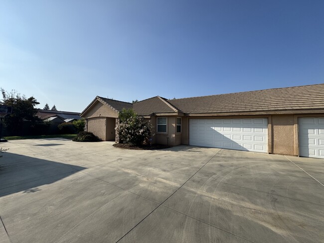 2301 N Vickie Ct unit 2301 Vickie Ct, Visalia, CA 93291 - photo 3