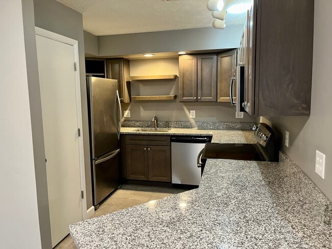 302 E Grove St unit B, Bloomington, IL 61701 - photo 4