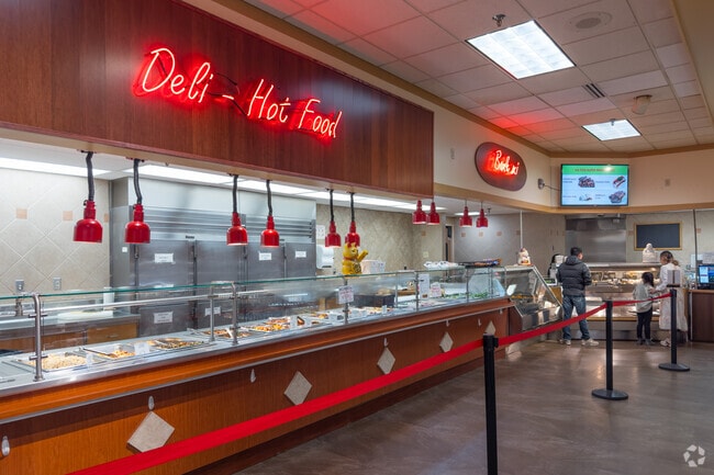 Ha Tien Supermarket has a delicious hot food section for quick meals to-go.