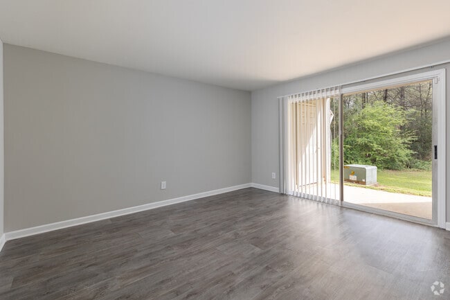 1BR, 1BA - 727SF - Living Room