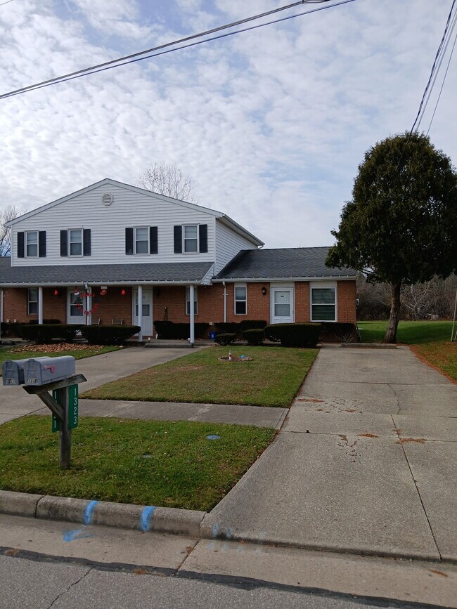 1323 Spring Village Dr unit 4, Ontario, OH 44906 - photo 2