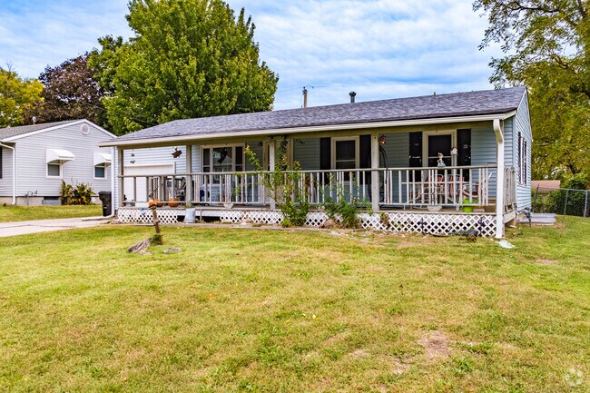 There are many ranch style homes with covered front porches.