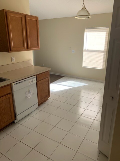 3013 Thorn Glen Ct, Jacksonville, FL 32208 - photo 2