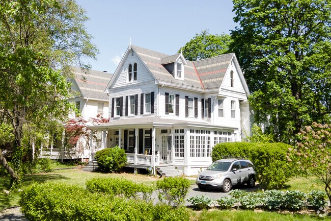 Explore single-family home options in Hoes Heights for a perfect urban retreat.