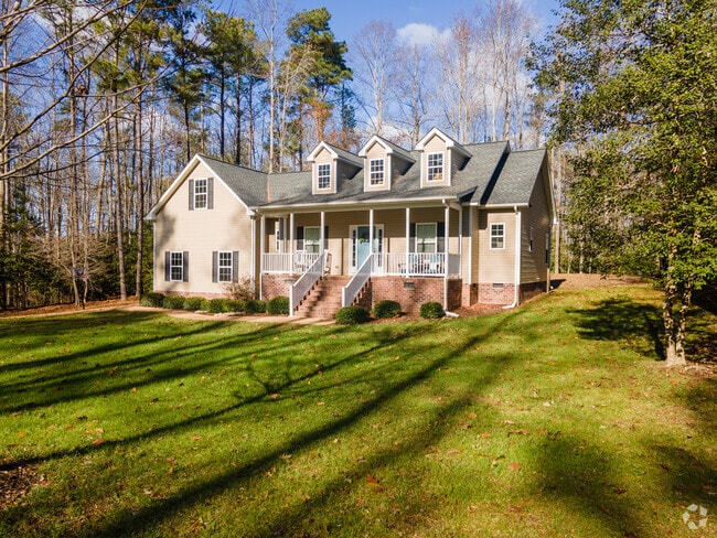 Cape Cod style homes are common in Ware Neck.