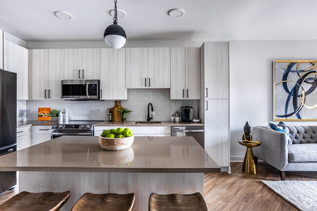1BR, 1BA - 661 SF