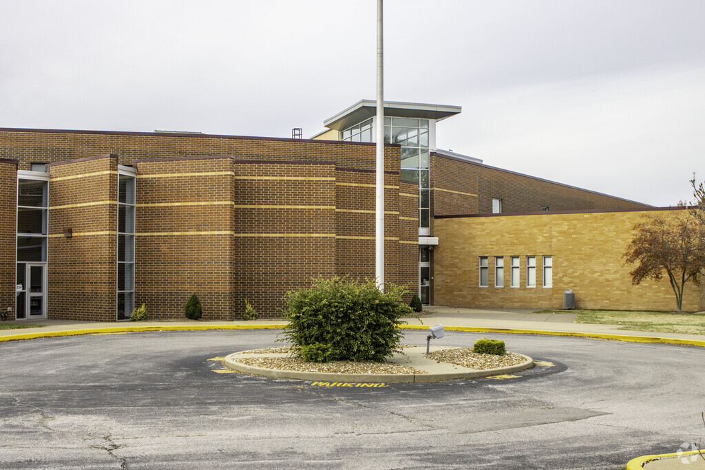 Central Elementary School provides education in the neighborhood of 
Cottleville.