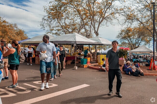 Browse the many food stalls at the KCC Farmers Market every Saturday.