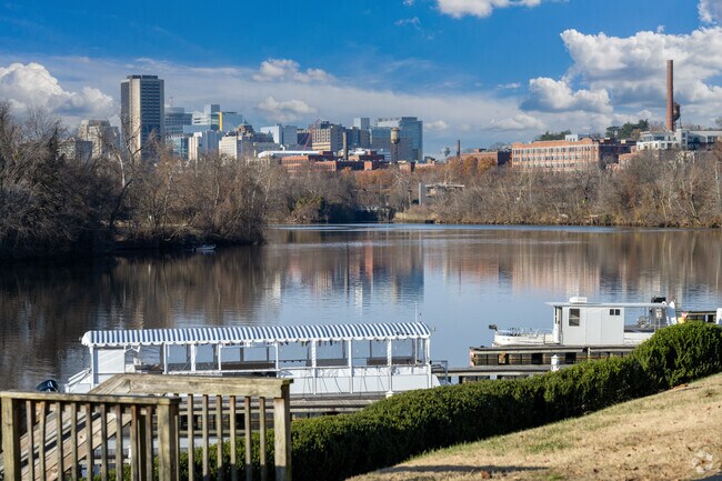 Rocketts Landing sits on the banks of the James River with easy access to boating.