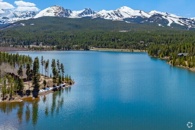 Blue River, Colorado residents enjoy exclusive access to private fishing lakes nestled within forested landscapes. These serene waters offer peaceful angling opportunities amid breathtaking mountain scenery, making every fishing trip a tranquil retreat.