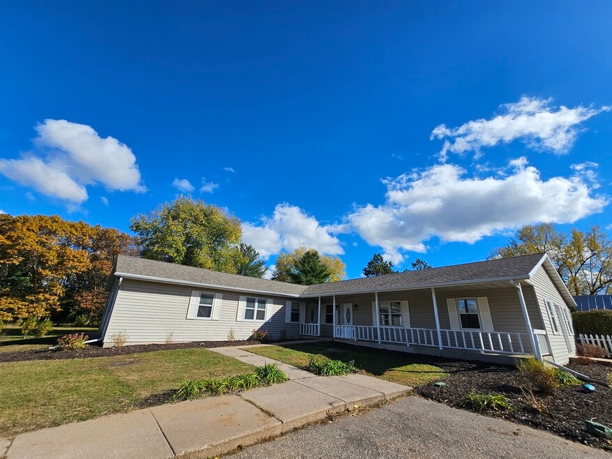 533 Lakeshore Ct, Weyauwega, WI 54983 - photo 1