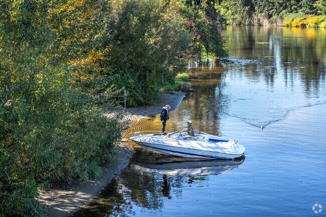Kenmore boat lunch near Westhill is the place to come enjoy water sports.