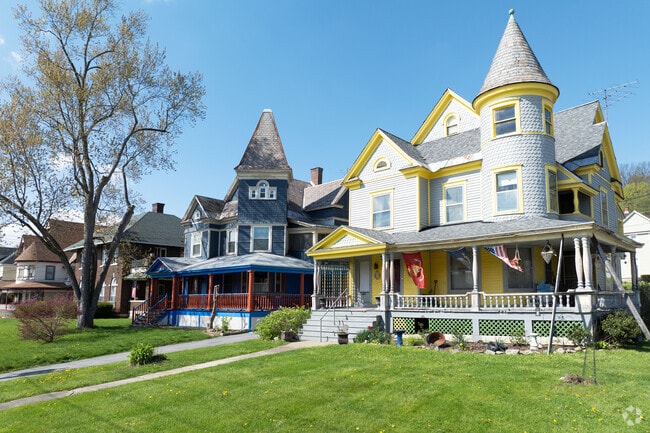 Along Guy Park ave you can admire historic homes and Victorian dreams.