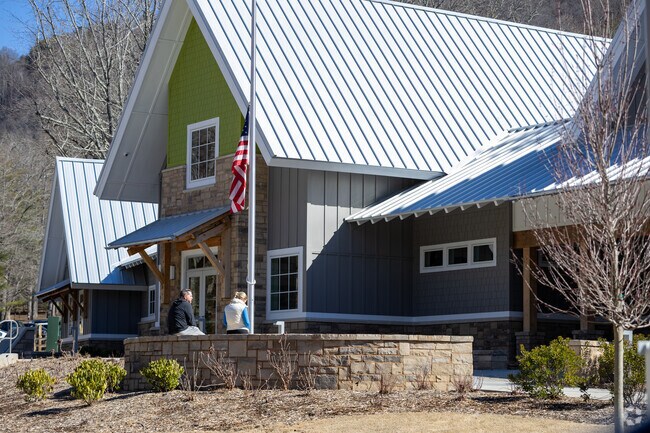 Amicalola Falls State Park is renowned for its breathtaking waterfalls and boasts an incredible lodge nestled along the scenic Appalachian Trail.
