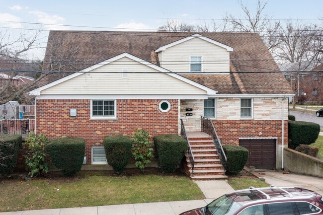 Flushing contains many raised ranch homes with garages.