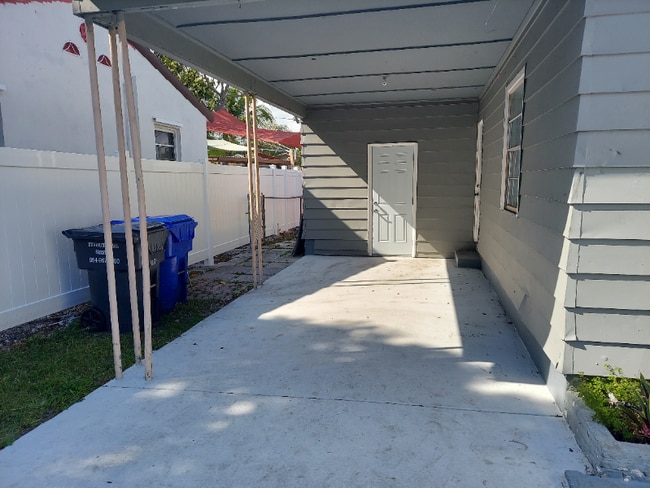 2513 Grant St, Hollywood, FL 33020 - photo 2