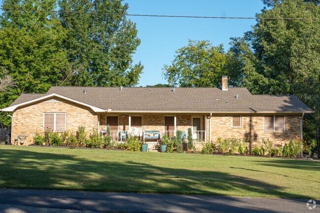Well maintained lawns are a common part of the Northwood Lake neighborhood.