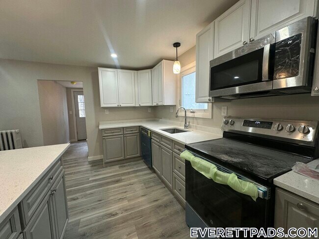 13 Gladstone St, Everett, MA 02149 - photo 2