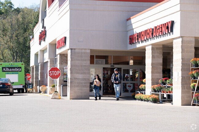Giant Eagle Market is located near the Historic Ridgewood neighborhood.